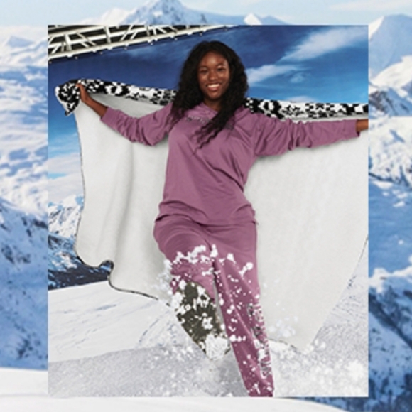 VS PINK SHERPA BLANKET - Picture 5 of 11